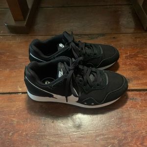 Nike Venture Runner black sneakers